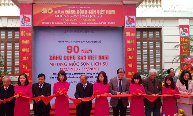 Vernissage de l’exposition sur les 90 ans du Parti communiste vietnamien