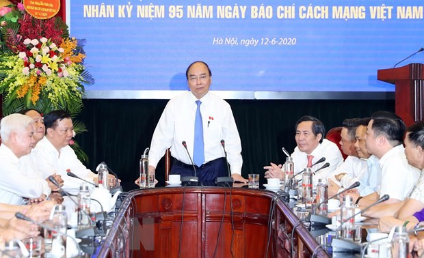 Nguyên Xuân Phuc présente ses vœux au journal Nhân Dân 
