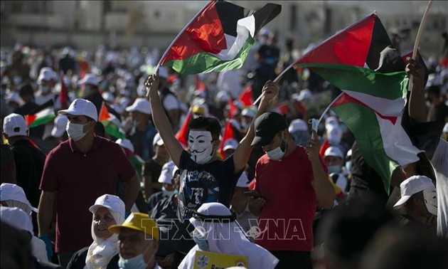   Des milliers de Palestiniens rassemblés contre l'annexion des colonies et de la vallée du Jourdain