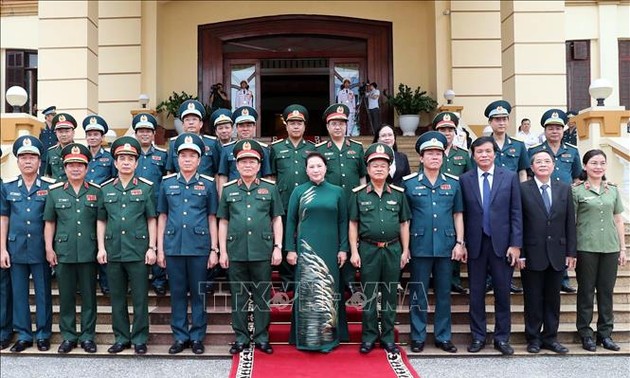Nguyên Thi Kim Ngân rend visite à l’Armée de l’air et de défense aérienne