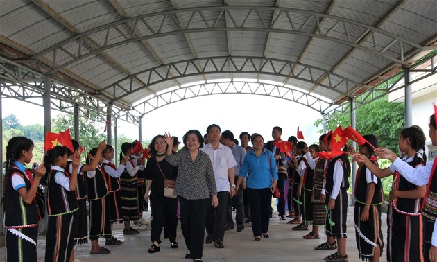 Truong My Hoa remet 55 bourses aux étudiants de Kon Tum