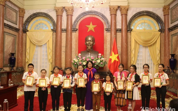 Dang Thi Ngoc Thinh honore les enfants exemplaires de Nghê An