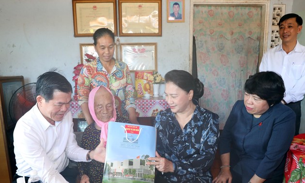Des cadeaux offerts aux familles bénéficiant des politiques sociales de Bà Ria-Vung Tàu