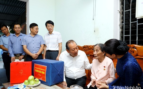 Truong Hoa Binh rend visite à des familles méritantes de la Patrie