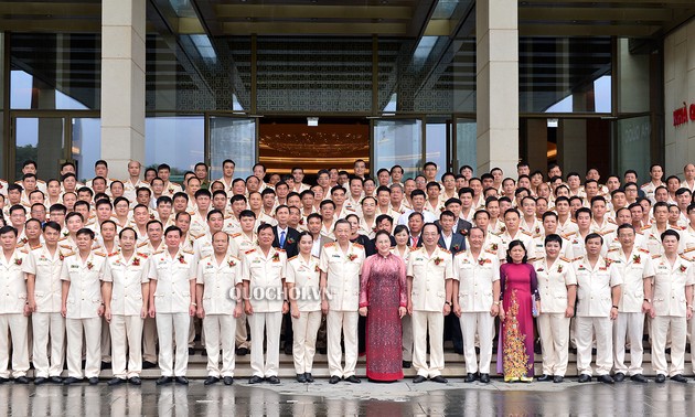 Nguyên Thi Kim Ngân rencontre des figures exemplaires dans la défense de la sécurité nationale