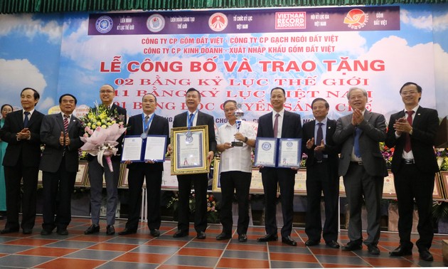 Un double record mondial pour une marque de céramique vietnamienne