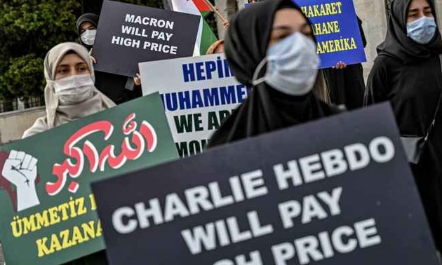 Istanbul: manifestation contre la publication des caricatures de Mahomet par Charlie Hebdo