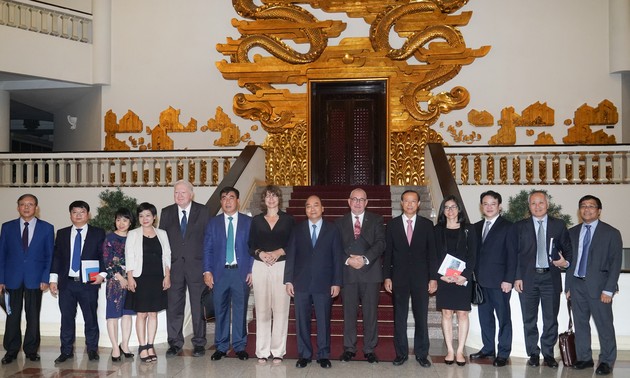 Nguyên Xuân Phuc reçoit des ambassadeurs et investisseurs européens