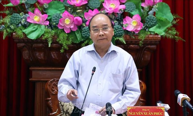 Nguyên Xuân Phuc inspecte les ouvrages anti-dérèglement climatique à Tiên Giang