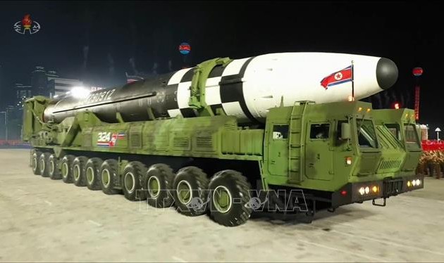 Pyongyang présente un missile balistique intercontinental géant lors d'un défilé militaire