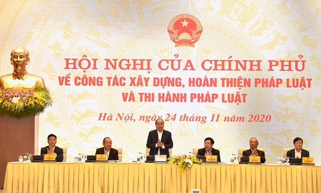   Nguyên Xuân Phuc à la conférence sur le perfectionnement du système juridique
