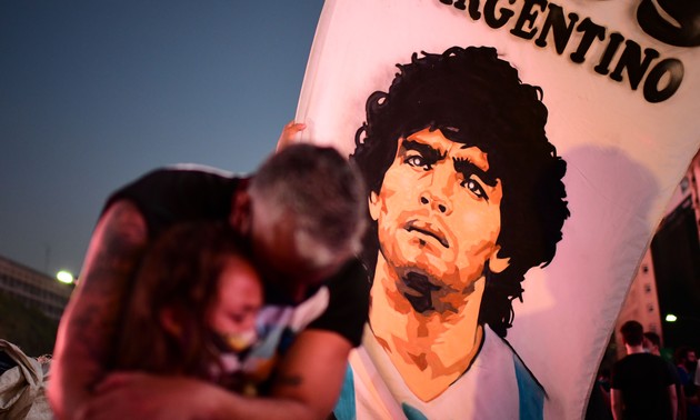 L'Argentine pleure son enfant en or: trois jours de deuil national pour Maradona
