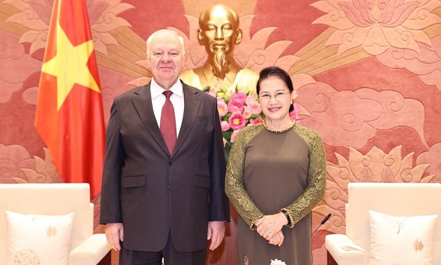 L’ambassadeur de Russie sortant reçu par Nguyên Thi Kim Ngân