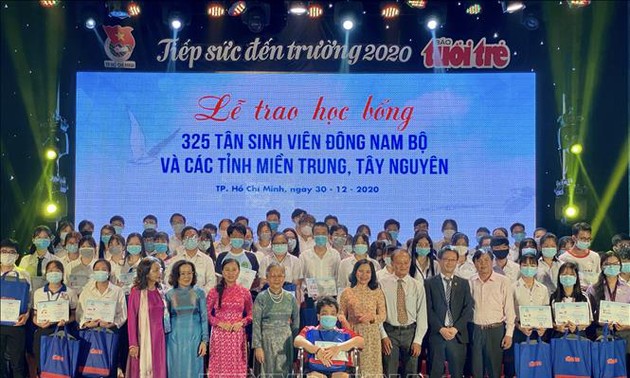 Hô Chi Minh-ville: remise de bourses à 325 nouveaux étudiants en difficultés