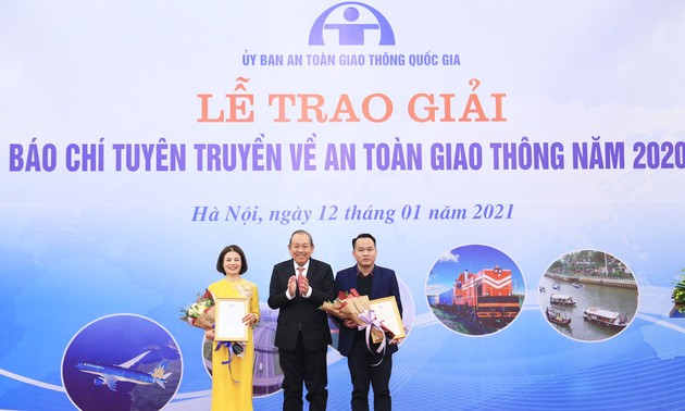 Truong Hoà Binh récompense l’excellence en journalisme sur la sécurité routière