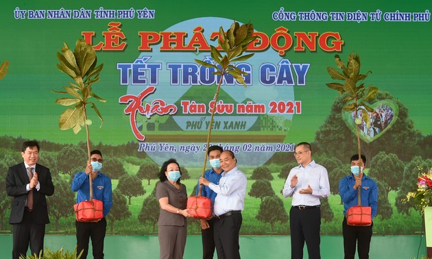 Nguyên Xuân Phuc lance la campagne de plantation d’arbres du printemps à Bên Tre