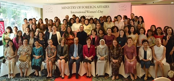 Rencontre avec les ambassadrices et les épouses d’ambassadeurs étrangers au Vietnam 