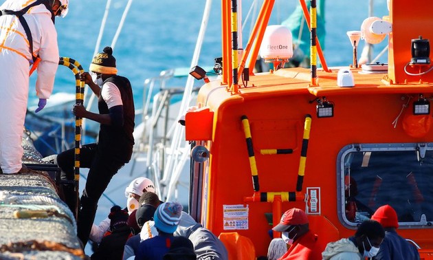 Partis du Maroc, une centaine de migrants atteignent Ceuta à la nage