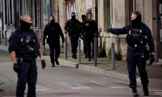 Policier tué à Avignon: une femme soupçonnée d'être la cliente du dealer recherché a été placée en garde à vue