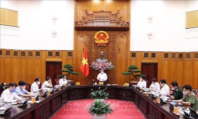 Pham Minh Chinh à la réunion de la permanence du gouvernement sur la lutte anti-Covid-19