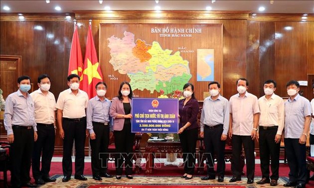Vo Thi Anh Xuân rend visite aux habitants de Bac Ninh et de Bac Giang