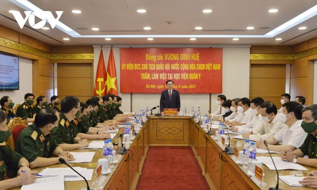 Vuong Dinh Huê se rend à l'Académie de médecine militaire