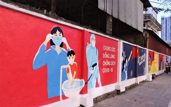 Les affiches sur la lutte anti-Covid-19 recouvrent les vieux murs de Hanoi