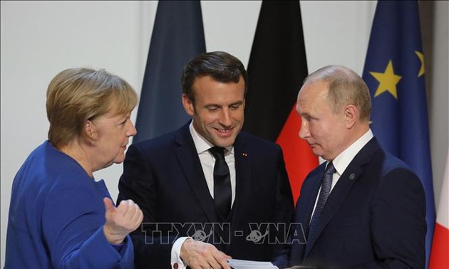 Emmanuel Macron estime vital de «trouver des règles communes de relations avec la Russie»