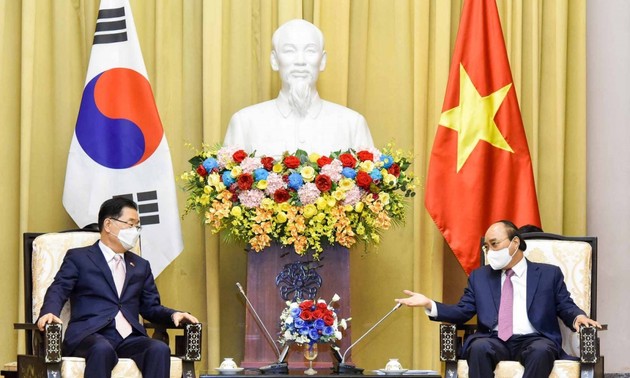 Le ministre  sud-coréen des Affaires étrangères reçu par Nguyên Xuân Phuc