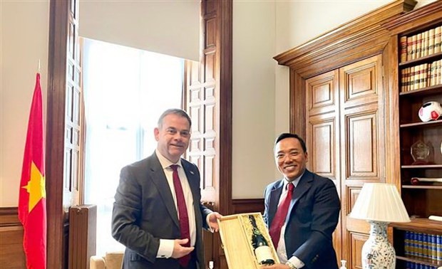 L’ambassadeur Nguyên Hoàng Long reçu par le secrétaire d’État britannique chargé de l’Asie