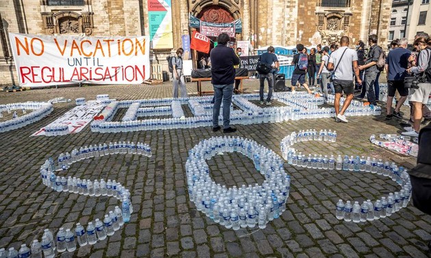 Bruxelles: après deux mois de grève de la faim, 450 sans-papiers suspendent leur mouvement
