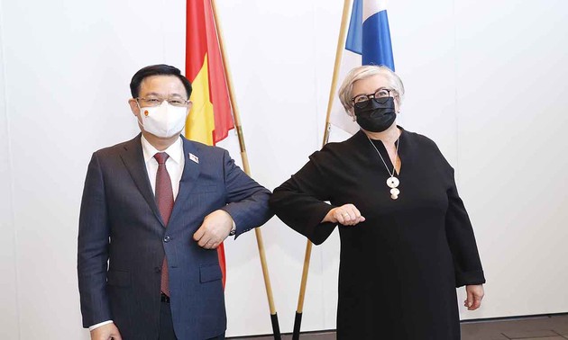 Vuong Dinh Huê en visite officielle en Finlande 