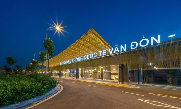L’aéroport international de Vân Dôn reçoit un vol avec des passagers munis de passeports vaccinaux  