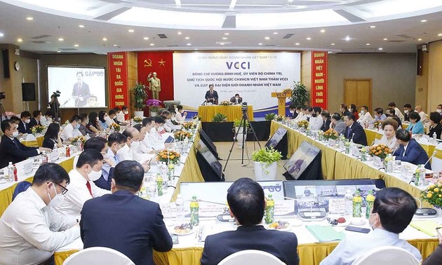 Rencontre entre Vuong Dinh Huê et des hommes d’affaires 