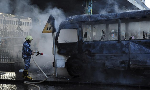 Syrie: à Damas, un des pires attentats depuis des années tue au moins 14 personnes dans un bus militaire