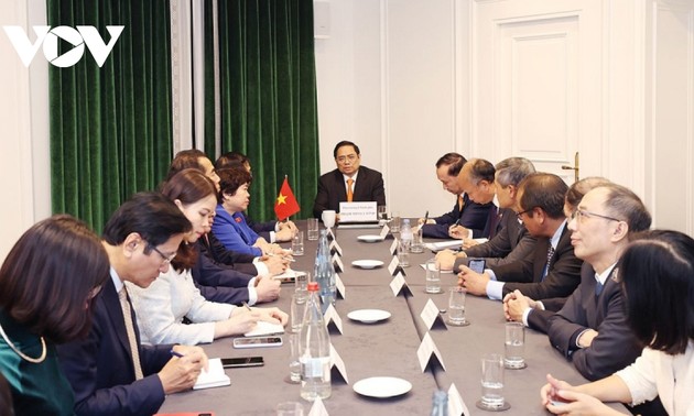 Pham Minh Chinh rencontre 11 ambassadeurs vietnamiens en Europe