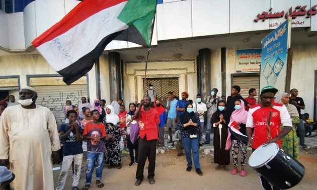 Au Soudan, l’armée ordonne la libération de ministres et promet un gouvernement