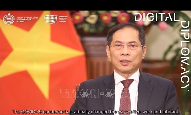 Bui Thanh Son à la Conférence internationale sur la diplomatie digitale 2021