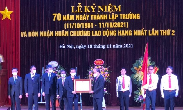 Nguyên Xuân Phuc au 70e anniversaire de la fondation de l’École normale supérieure de Hanoï