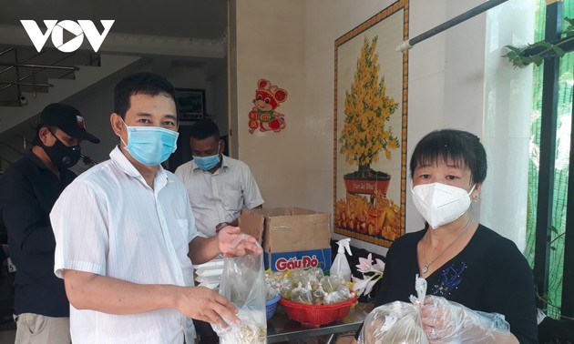 Covid-19: Des repas gratuits pour les personnes  dans les centres de confinement à Soc Trang