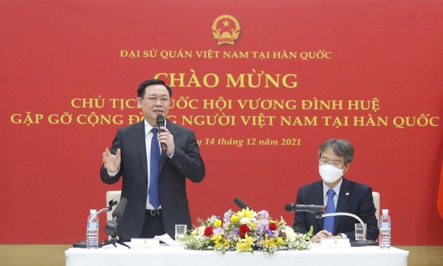 Vuong Dinh Huê visite l’ambassade du Vietnam à Séoul