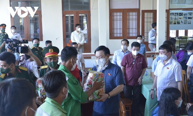 Vuong Dinh Huê travaille avec les autorités de Dông Nai