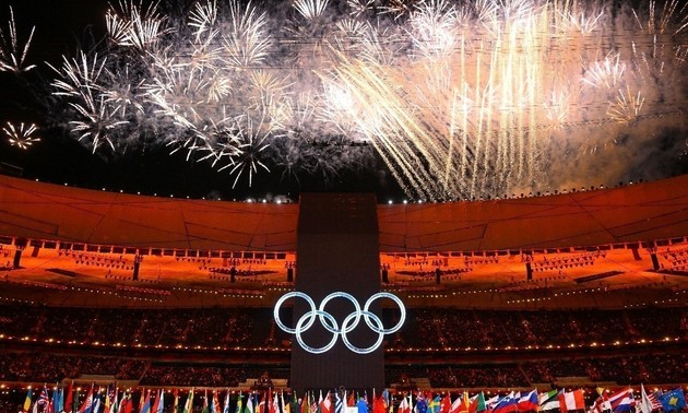 JO 2022: les Jeux d’hiver officiellement ouverts, la flamme olympique brille dans le ciel de Pékin