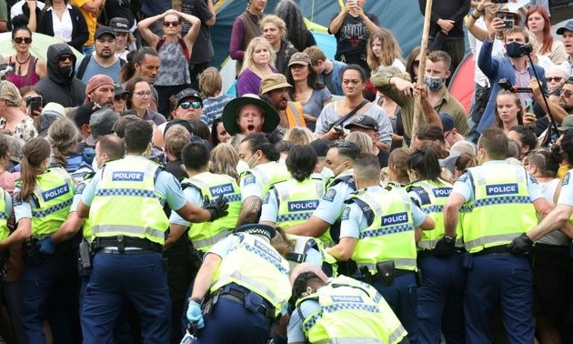 Nouvelle-Zélande: plus de 120 manifestants anti-vaccin arrêtés à Wellington lors de heurts avec la police