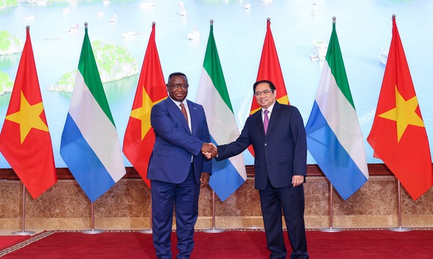 Le président sierraléonais reçu par Pham Minh Chinh 