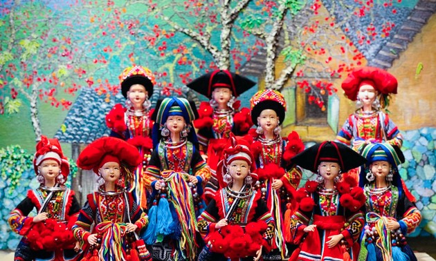 Nguyên Hoàng Anh et ses poupées aux costumes ethniques