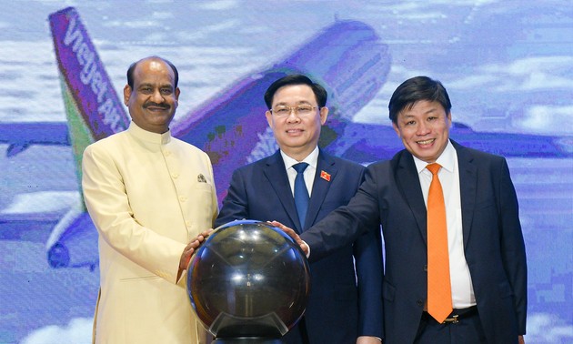 Vuong Dinh Huê et Om Birla inaugurent de nouvelles liaisons aériennes Vietnam-Inde