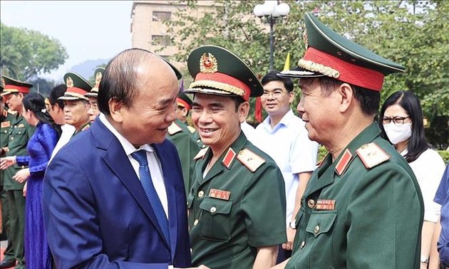 Nguyên Xuân Phuc rend visite aux forces armées de la première zone militaire
