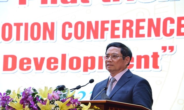 Pham Minh Chinh à la conférence sur la promotion d’investissement dans la province de Soc Trang
