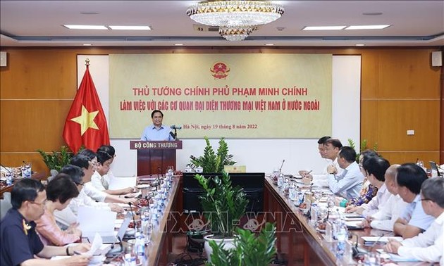 Pham Minh Chinh préside une visioconférence avec les missions commerciales du Vietnam à l’étranger